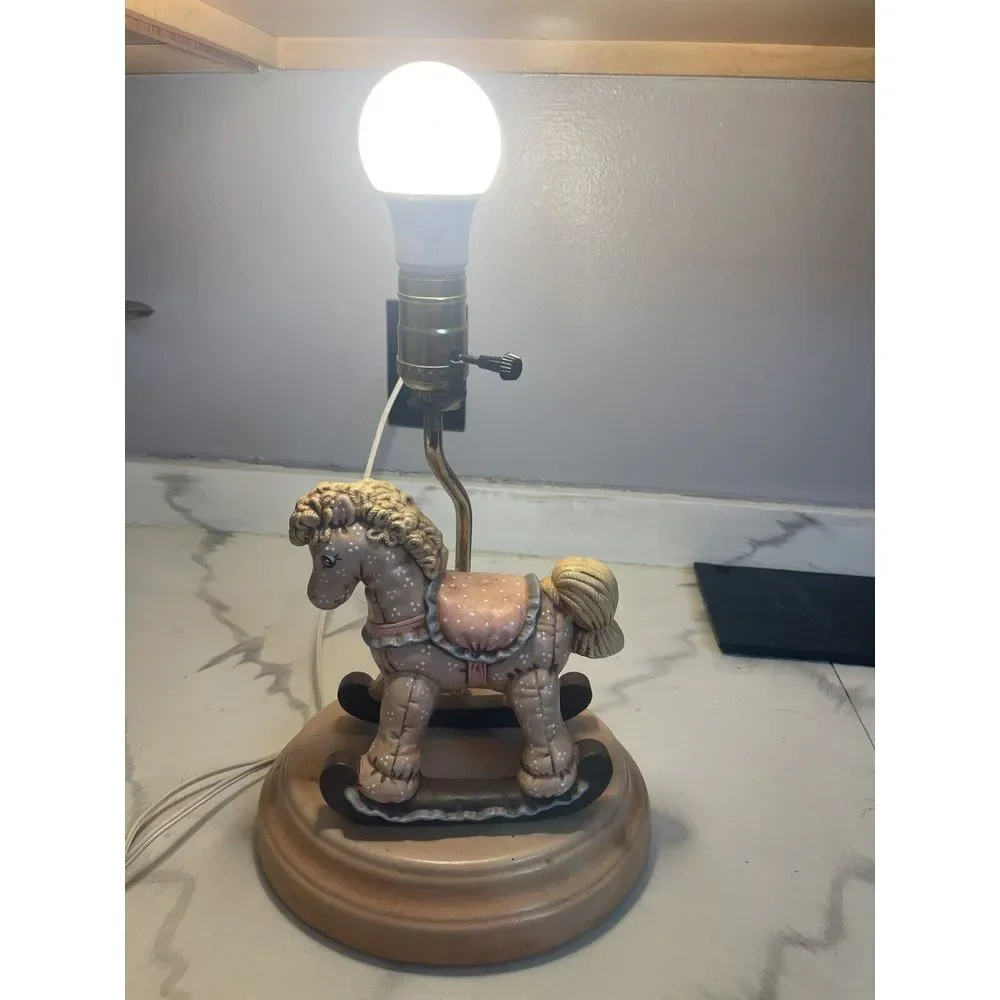 Beautiful vintage ceramic horse lamp that‎ stands 19